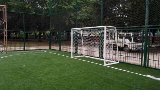 ΚΙΝΑ Τεχνητή τύρφη πράσινου/αθλητισμού ελιών πράσινη υπαίθρια για τους αγωνιστικούς χώρους ποδοσφαίρου/παιδική χαρά προμηθευτής