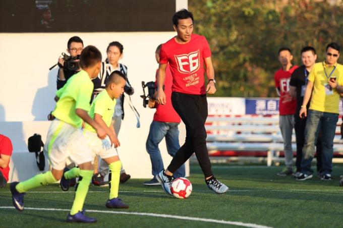 τα τελευταία νέα της εταιρείας για Το ποδοσφαιρικό παιχνίδι φιλανθρωπίας Xiaoting Feng κράτησε χθες, αφιερώνοντας την αγάπη στο μέλλον του ποδοσφαίρου της Κίνας  1
