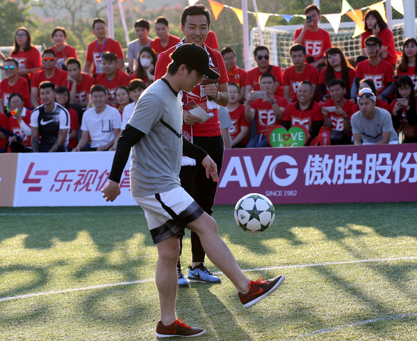 τα τελευταία νέα της εταιρείας για Το ποδοσφαιρικό παιχνίδι φιλανθρωπίας Xiaoting Feng κράτησε χθες, αφιερώνοντας την αγάπη στο μέλλον του ποδοσφαίρου της Κίνας  2